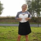 Stoute dame zoekt harde sex in de auto